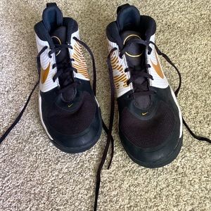 NIKE BASKETBALL SHOES Y7 OR WOMENS 8.5/9